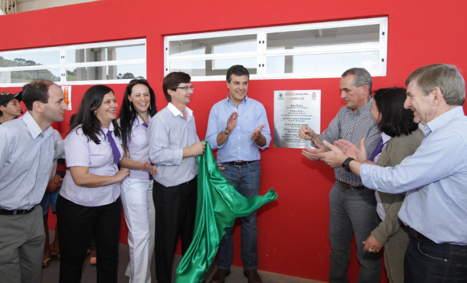 Campo Bonito - O governador Beto Richa inaugura a Escola Municipal Lauro Luiz, anuncia a conclusão da unidade de saúde da mulher e da criança, recape asfáltico da Avenida Paraná¡ e repassa recursos para os programas de calcário e de estradas rurais, em Campo Bonito, região Oeste do Paraná. Participaram da solenidade; prefeito de Campo Bonito Antonio Carlos Dominiak, deputados Nereu Moura e Hélio Rusch.