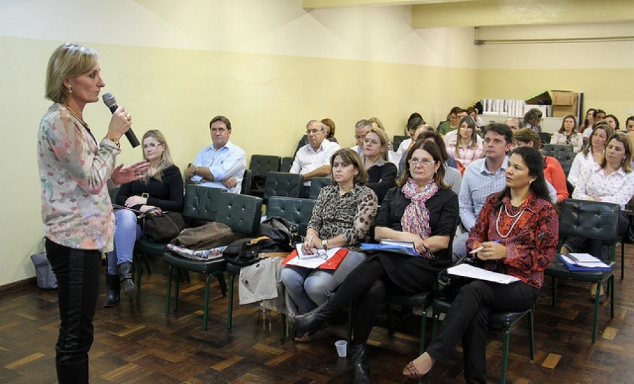 Vários programas estão sendo desenvolvidos e planejados para garantir a qualidade de ensino. “Estamos construindo com a comunidade escolar a melhoria do ensino em todo o Paraná”, destacou a superintendente da Educação, Meroujy Cavet durante reunião com chefias dos Núcleos.