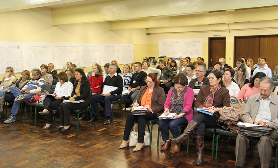 32 chefes dos Núcleos Regionais de Educação discutiram pontos importantes durante reunião erealizada em Pinhais, na Região Metropolitana de Curitiba.
