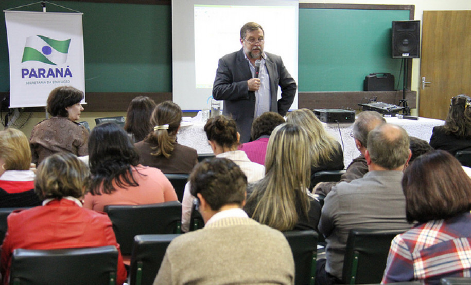 Ações da Secretaria da Educação para segundo semestre foram debatidas em reunião com os 32 chefes dos Núcleos Regionais encerrada nesta sexta-feira (6), em Pinhais, na Região Metropolitana de Curitiba. “Temos muitos desafios ainda a serem superados e isso estimula a continuidade do nosso trabalho”, disse secretário da Educação, Flávio Arns.