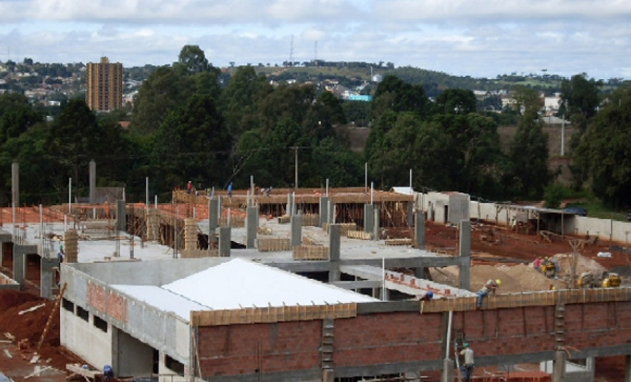 Estão sendo investidos mais de R$ 60 milhões para construção e ampliação de Centros de Ensino Profissional. Outros R$ 140 milhões encontram-se em fase de licitação ou projetos.