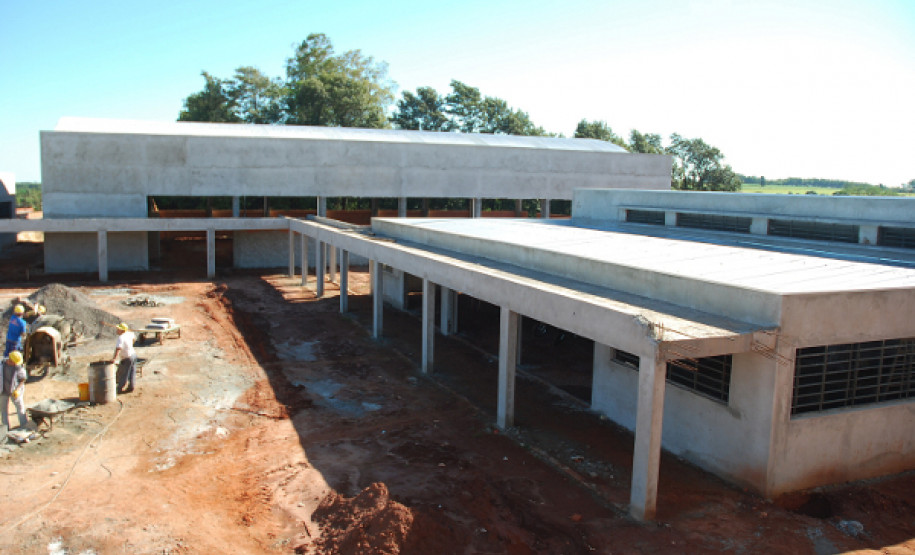 Estão sendo investidos mais de R$ 60 milhões para construção e ampliação de Centros de Ensino Profissional. Outros R$ 140 milhões encontram-se em fase de licitação ou projetos.