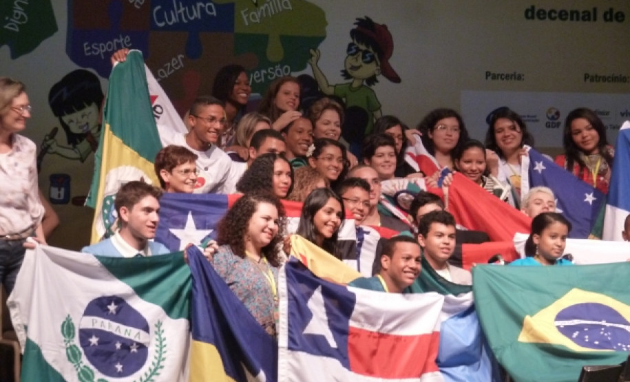 Evento teve como meta debater a sustentabilidade, educação e prevenção ao uso de drogas ilícitas. O Paraná foi representado por 45 jovens.