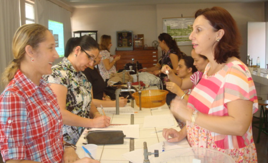 Curso abordou experimentos diferenciados e acessíveis para serem feitos em sala de aula e beneficiar o aprendizado dos alunos.