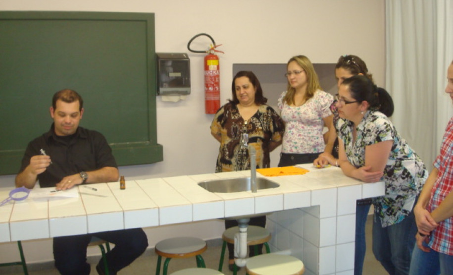 Curso abordou experimentos diferenciados e acessíveis para serem feitos em sala de aula e beneficiar o aprendizado dos alunos.