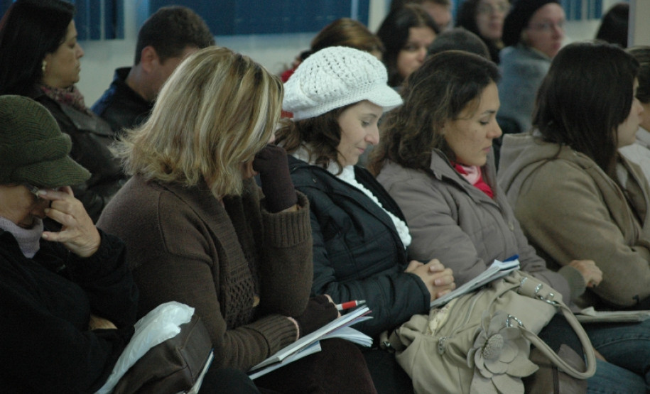 “Esse tipo de trabalho é importante porque nós estamos lidando com várias situações, e esse tipo de informação complementa a nossa formação” disse Carla Gafo de Camargo (centro, de chapéu branco), professora do Paulo Leminski .