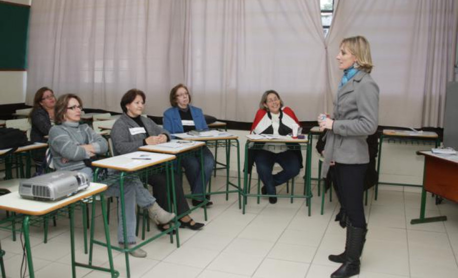 A superintendente da Educação, Meroujy Cavet, acompanhou o início da Semana Pedagógica no município de Paranaguá.