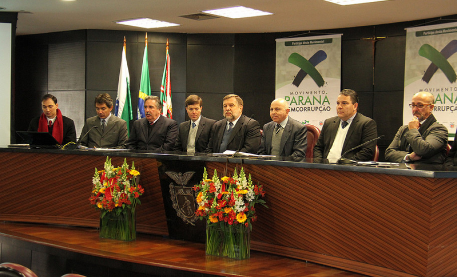 Secretário assina convênio de promoção à conscientização de uma cultura de princípios éticos voltado para estudantes da rede pública do Paraná.