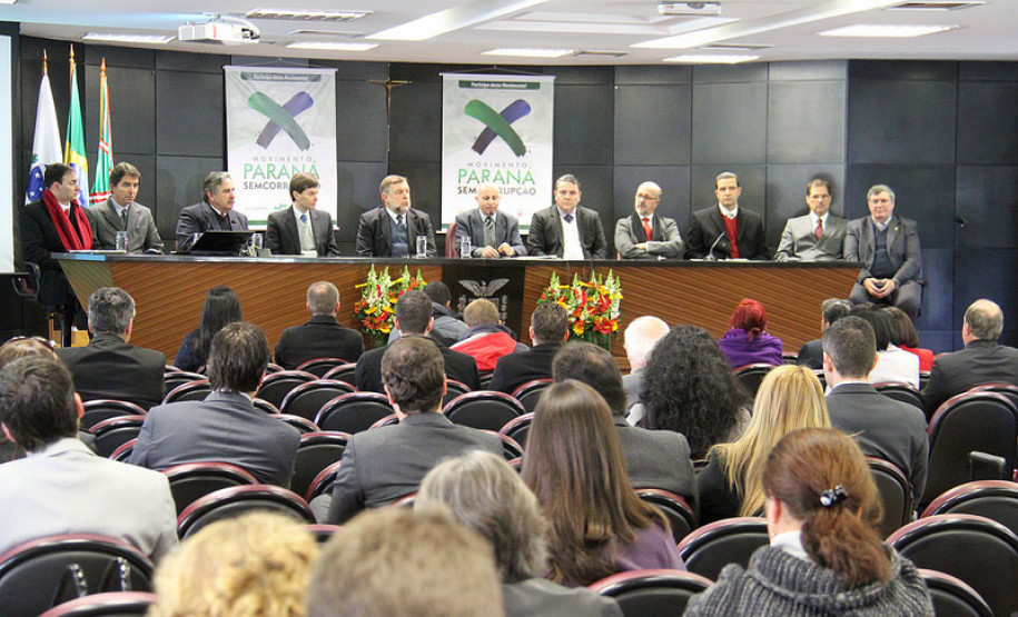 Secretário assina convênio de promoção à conscientização de uma cultura de princípios éticos voltado para estudantes da rede pública do Paraná.