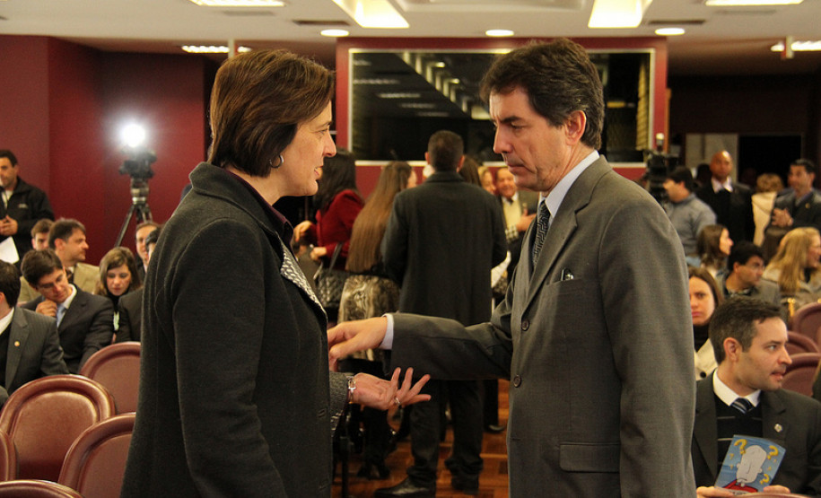 Secretário assina convênio de promoção à conscientização de uma cultura de princípios éticos voltado para estudantes da rede pública do Paraná.