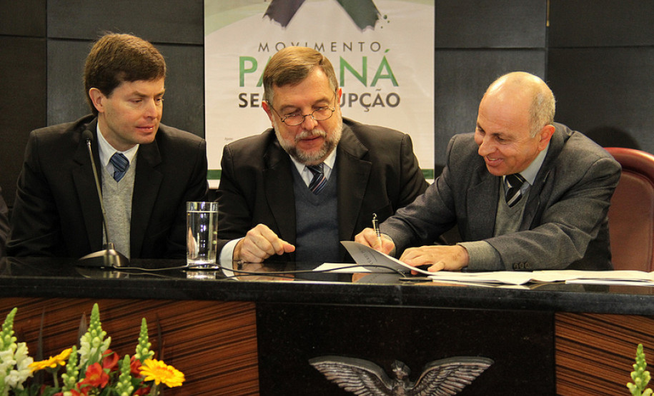 Secretário assina convênio de promoção à conscientização de uma cultura de princípios éticos voltado para estudantes da rede pública do Paraná.