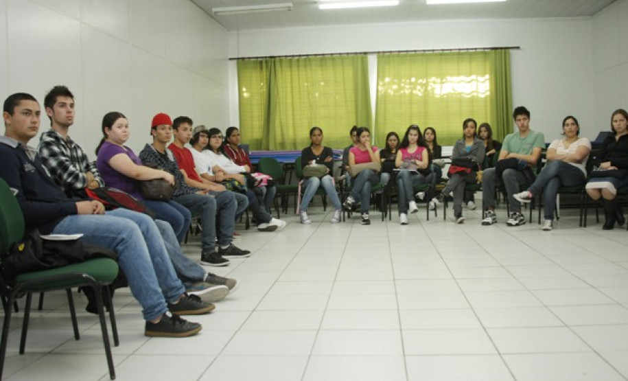 São ofertados gratuitamente cursos técnicos em 36 municípios do Paraná garantindo a formação profissional dos alunos do ensino médio.