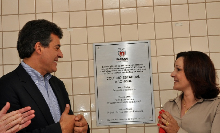 Governador Beto Richa anunciou nesta quarta-feira (25), durante visita ao Oeste do Estado, mais de R$ 4 milhões em investimentos em duas escolas. A Escola Estadual São José, em São José das Palmeiras, foi ampliada.