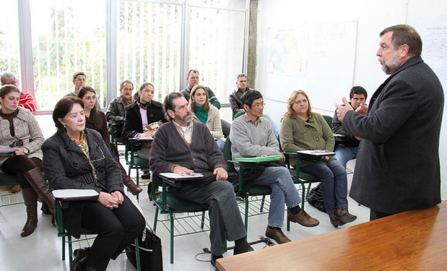 Vice-governador e secretário de Estado da Educação, Flávio Arns, conversa com profissionais que atuarão nas etapas da realização de obras, reparos e melhorias nas escolas estaduais.