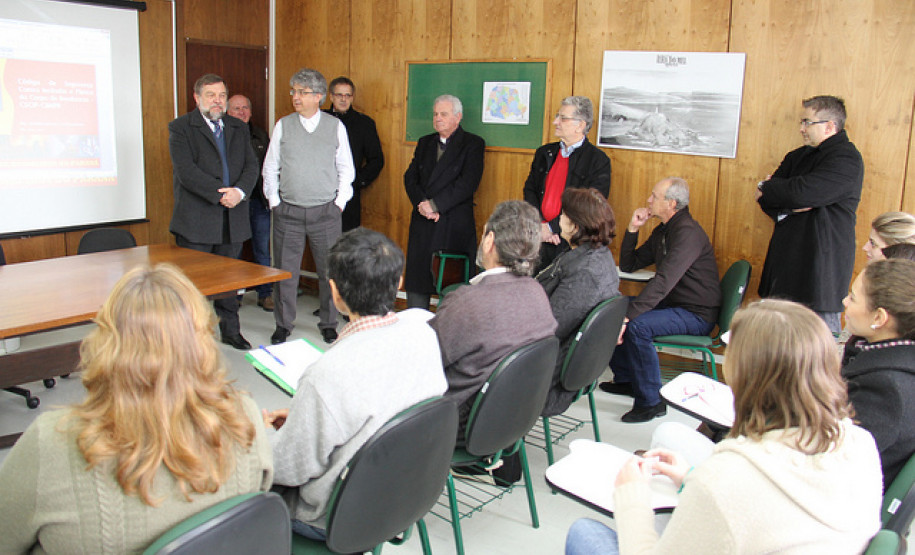 Vice-governador e secretário de Estado da Educação, Flávio Arns, conversa com profissionais que atuarão nas etapas da realização de obras, reparos e melhorias nas escolas estaduais.