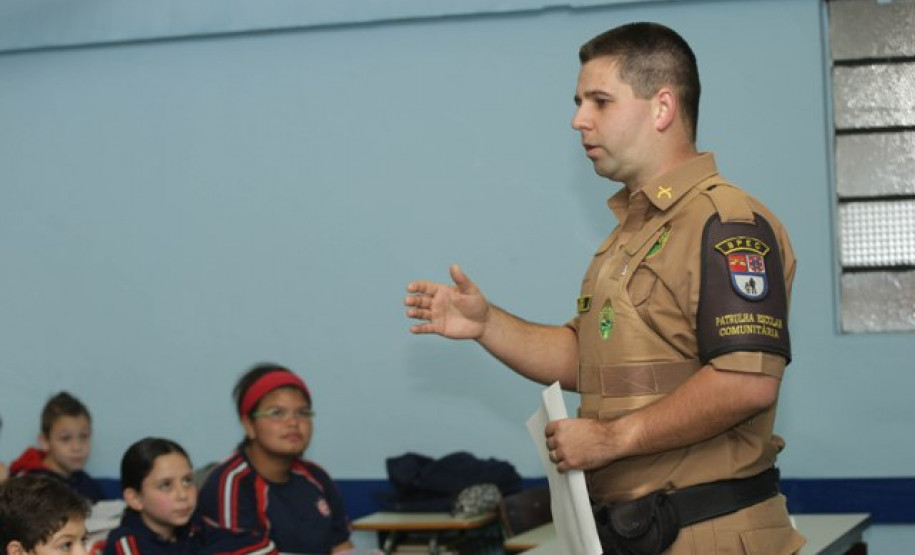 Estudantes tiveram palestras sobre segurança e preservação da vida e simularam abandono das salas de aula.