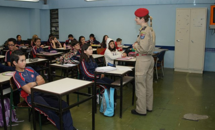 Estudantes tiveram palestras sobre segurança e preservação da vida e simularam abandono das salas de aula.