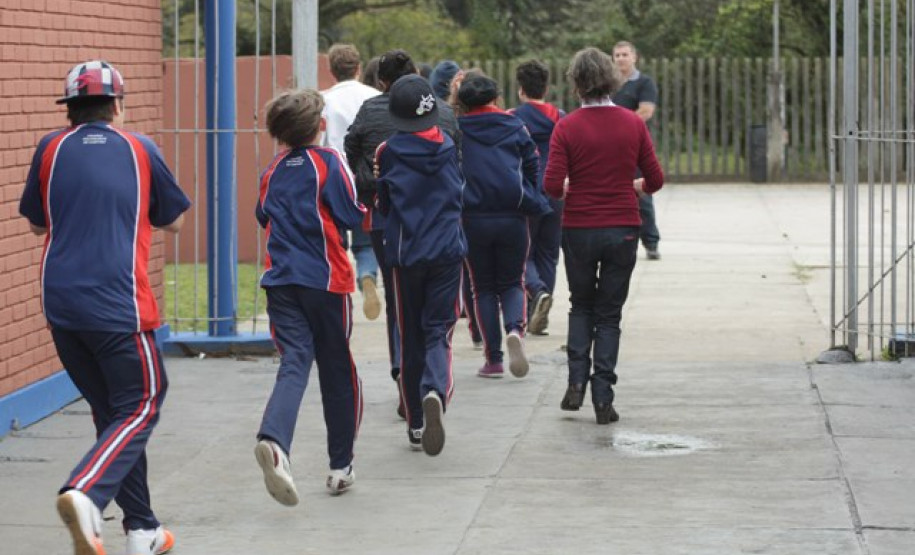 Estudantes tiveram palestras sobre segurança e preservação da vida e simularam abandono das salas de aula.
