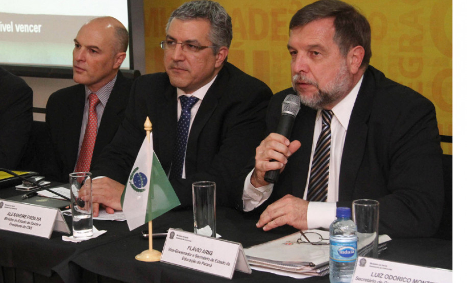 Vice-governador e secretário da Educação, Flávio Arns (direita) durante assinatura da adesão ao programa Crack Nós Podemos Vencer.