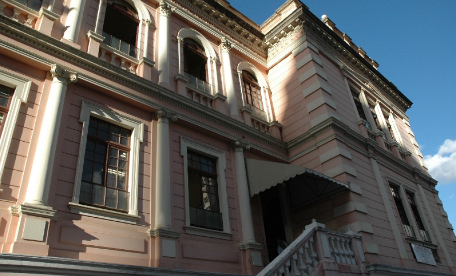 Primeira instituição de ensino a transferir documentos é o Instituto de Educação Erasmo Piloto. A documentação abrange o período de 1912 a 1980.