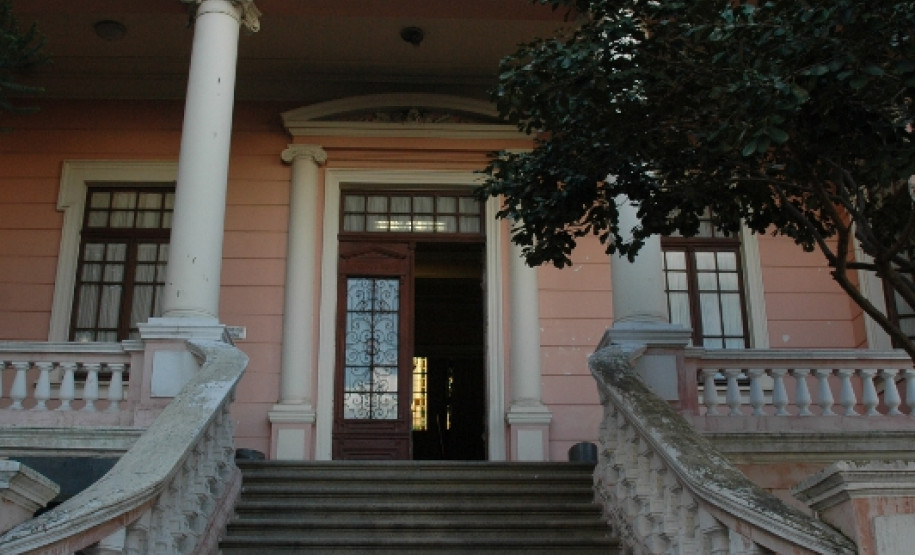 Primeira instituição de ensino a transferir documentos é o Instituto de Educação Erasmo Piloto. A documentação abrange o período de 1912 a 1980.