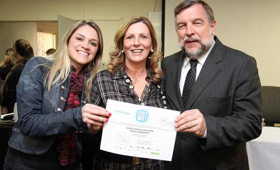 Diretora-auxiliar Ana Maria Veiga, diretora Maria Ivonete Favarin e vice-governador e secretário da educação Flávio Arns.