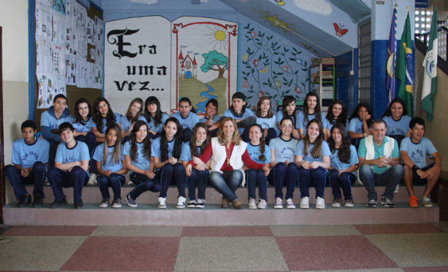 Diretora Maria Ivonete Favarin e alunos da Escola Estadual Dom Orione.