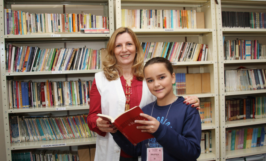 Diretora Maria Ivonete Favarin e aluna da Escola Estadual Dom Orione.