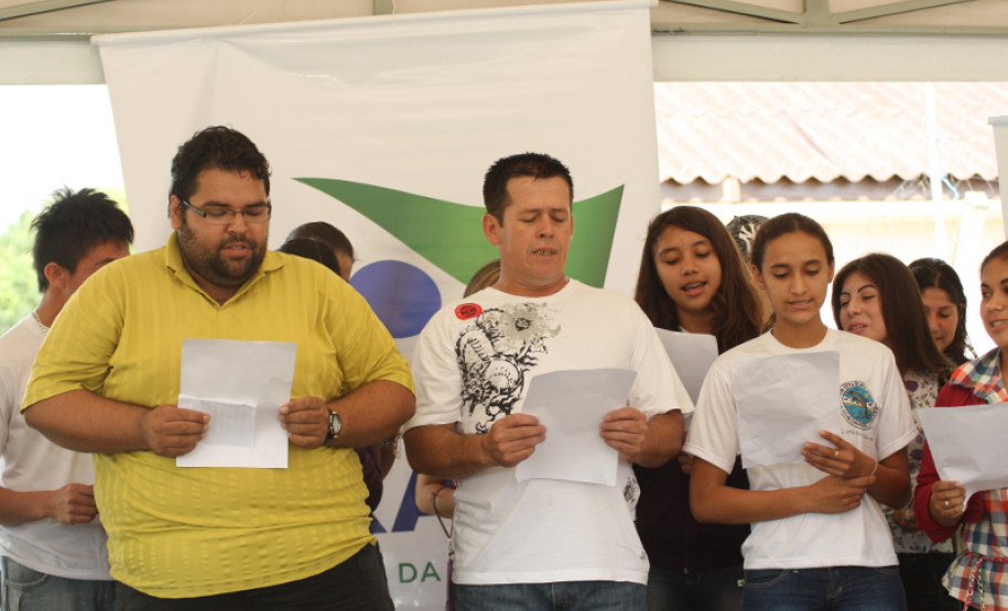 O Centro de Línguas Estrangeiras Modernas (Celem) do Colégio Estadual Ilha Rasa, em Guaraqueçaba, criou há dois anos o Coral do Celem Ilha Rasa, com o objetivo de estimular os alunos na aprendizagem da Língua Espanhola.