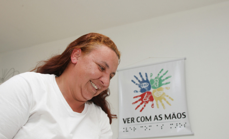 O filho da funcionária Marilene dos Santos freqüenta o instituto há sete anos e nesse tempo aprendeu a desenvolver várias habilidades específicas para alunos cegos. “Meu filho sempre foi muito comunicativo e o trabalho desenvolvido aqui no instituto o ajudou muito nisso, além de andar sozinho e de se relacionar melhor com as pessoas e com o mundo em volta dele. Também o ajudou no rendimento escolar“, contou.