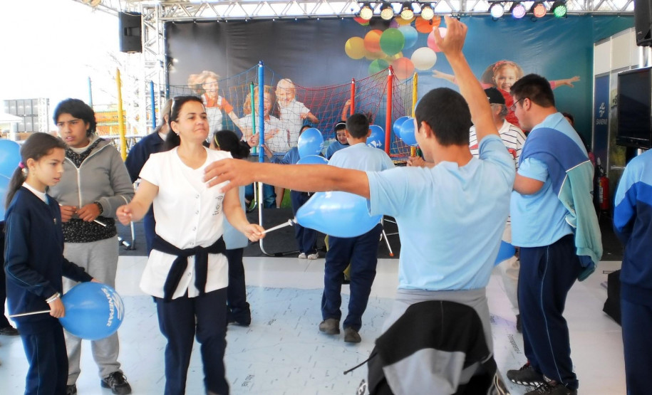 Alunos da APAE participam da feira Expogua