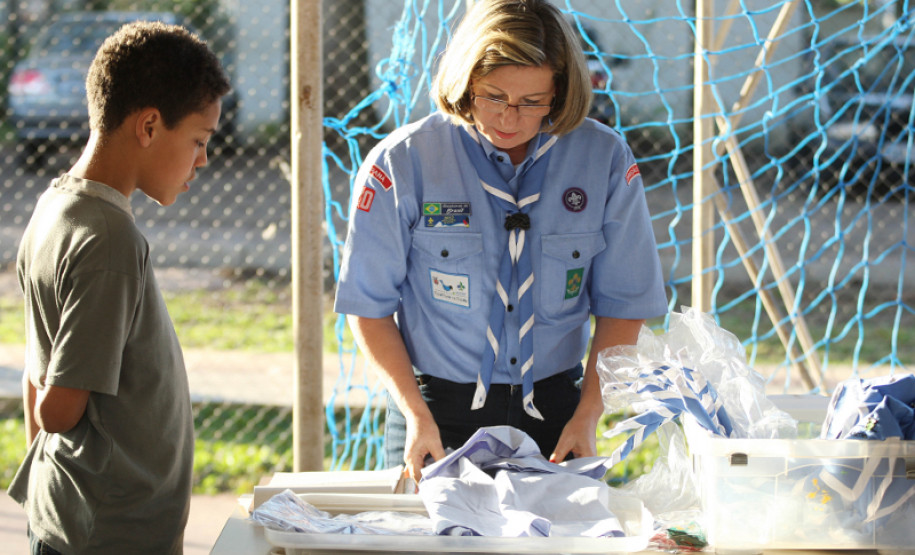 Uma parceria entre a Secretaria da Educação e a regional Paraná da União dos Escoteiros do Brasil (UEB), o projeto prevê a implantação gradativa de grupos de escotismo em escolas estaduais.