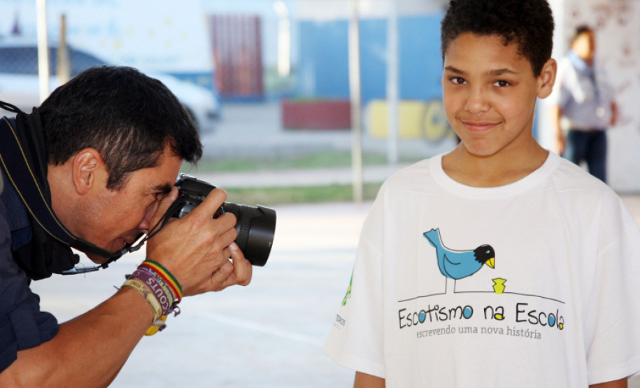 Participaram da cerimônia de promessa representantes da UEB, jovens escoteiros de diferentes grupos de Curitiba e o escoteiro colombiano John Silva, fotógrafo oficial da Organização Mundial do Movimento Escoteiro (Wosm). Em uma missão de paz, John está há nove meses viajando pela América em uma moto, com o objetivo de trocar experiências com grupos escoteiros.