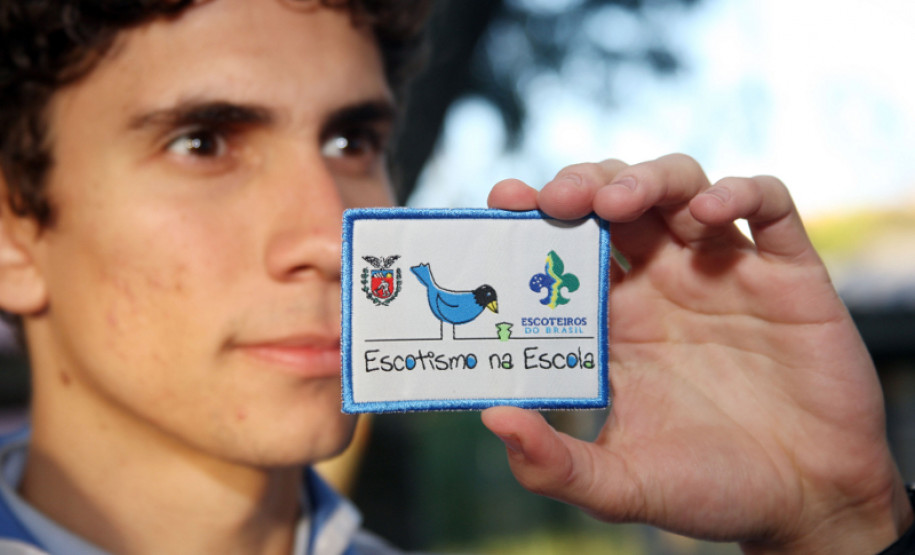 Quanto mais atividades estes jovens desenvolvem, mais emblemas (condecoração) recebem.