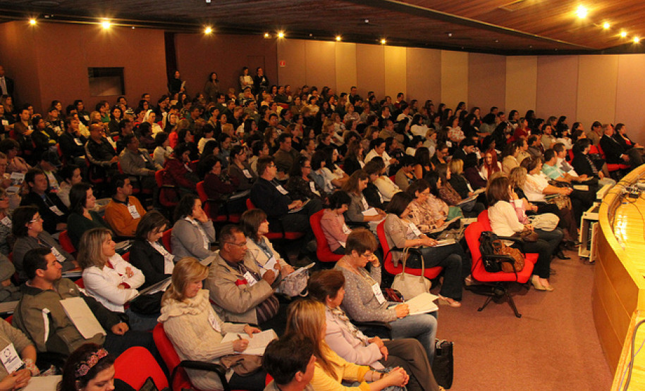 Paraná foi o primeiro Estado a trabalhar disciplina como área do conhecimento. Evento discute disciplina nas salas de aula, com respeito à diversidade religiosa