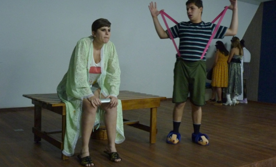 O evento previu exposição de ilustrações dos alunos, declamação de poesias, a exibição da peça “Quase um conto de natal”, do grupo de teatro erdidos no Palco, e uma sessão de cinema.