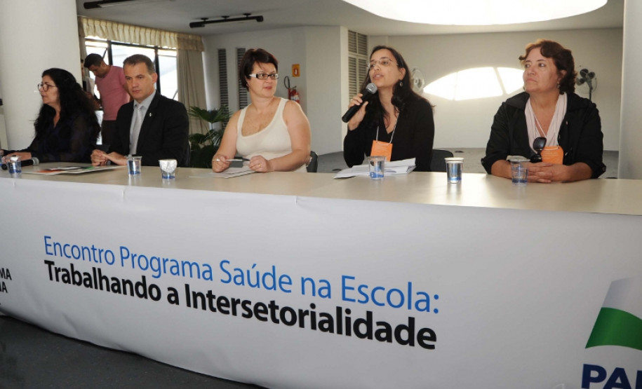 Para a diretora de Políticas e Programas Educacionais, da Secretaria da Educação, Fernanda Scaciota (centro), a meta é ampliar o número de municípios integrados ao PSE, que atualmente está 82 cidades paranenses.