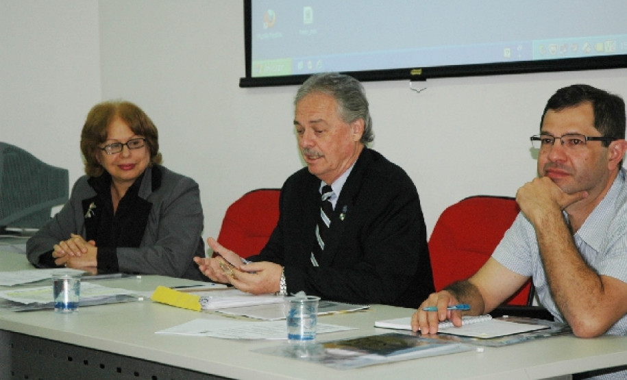 Segundo o secretário de Assuntos para a Copa do Mundo 2014, Mario Celso Cunha (centro), toda sociedade será beneficiada com estas propostas. “A educação esta inserida em diferentes áreas e as propostas elaboradas deste caderno auxilia tanto os alunos e professores quanto a sociedade. É um benefício para o estado, que como um todo aproveitará melhor as ações do maior evento do planeta”, disse.SEED apresenta Caderno de Orientações para a Copa