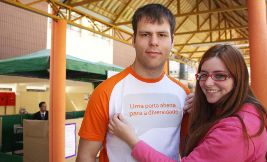 Os alunos do Colégio Estadual Pedro Macedo, em Curitiba, realizam a Semana de Integração Comunidade e Escola. O evento acontece sexta-feira (24) e reúne os mais de 3,1 mil alunos da escola.