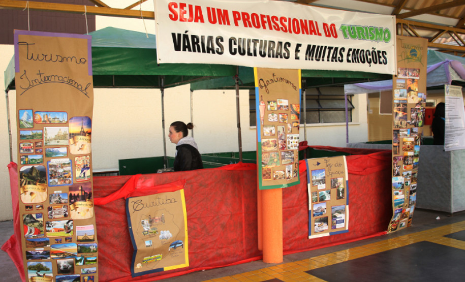 Depois de trabalhar a teoria em sala de aula, os alunos se prepararam para expor seus trabalhos para a comunidade.