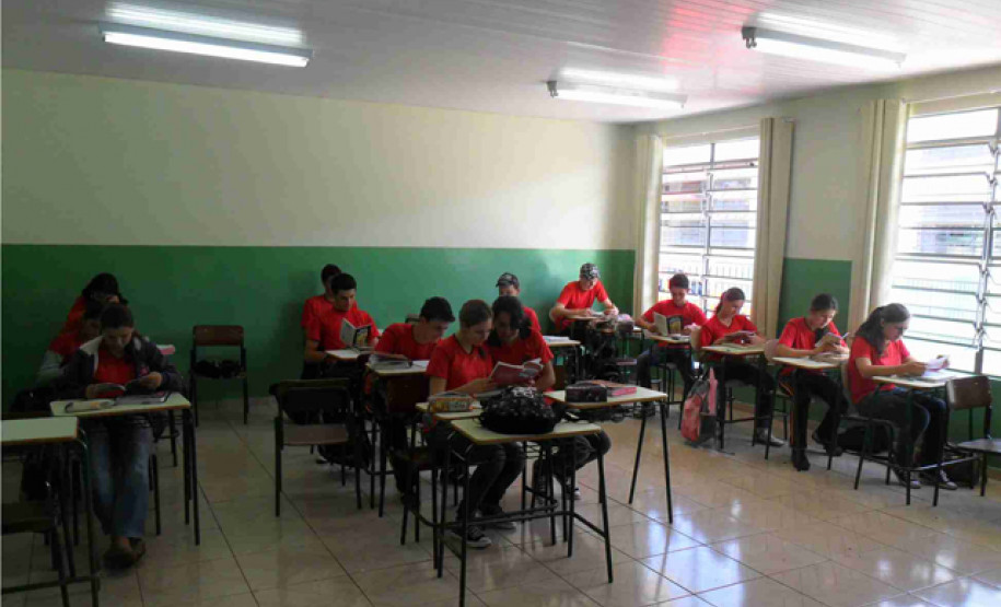 Alunos, professores e funcionários do Colégio Estadual Aurélio Buarque de Holanda dedicam meia hora uma vez por semana para ler livros, revistas e jornais.