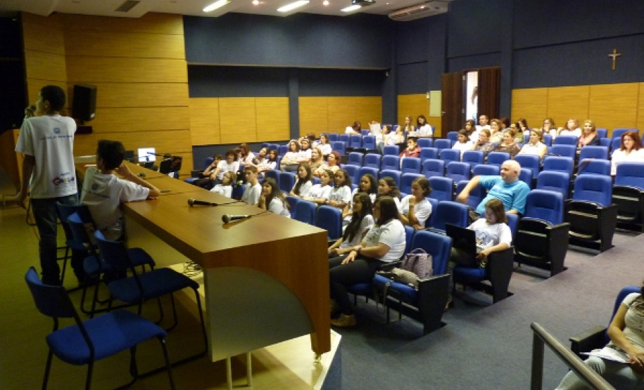 Durante as atividades os estudantes compartilharam suas experiências e debateram os desafios enfrentados na escola e em casa.