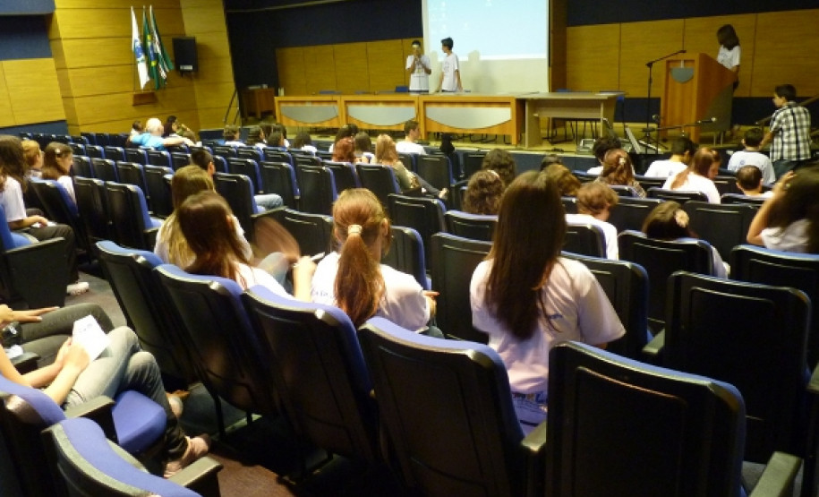 Durante as atividades os estudantes compartilharam suas experiências e debateram os desafios enfrentados na escola e em casa.