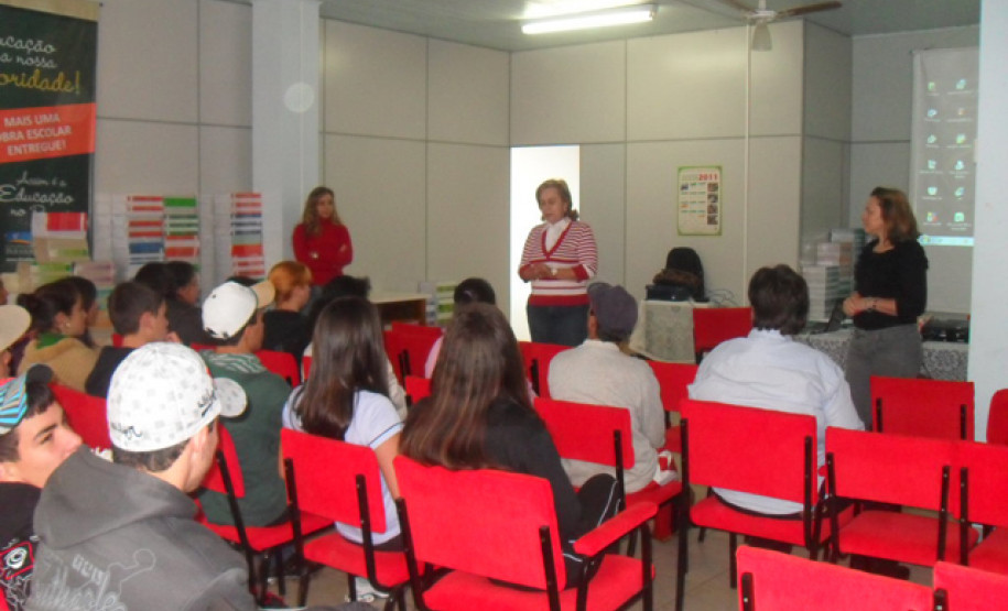 Em Pitanga e Paranaguá foram realizadas reuniões de mobilizaão dos grêmios estudantis para incentivar alunos na colaboração da gestão democrática.