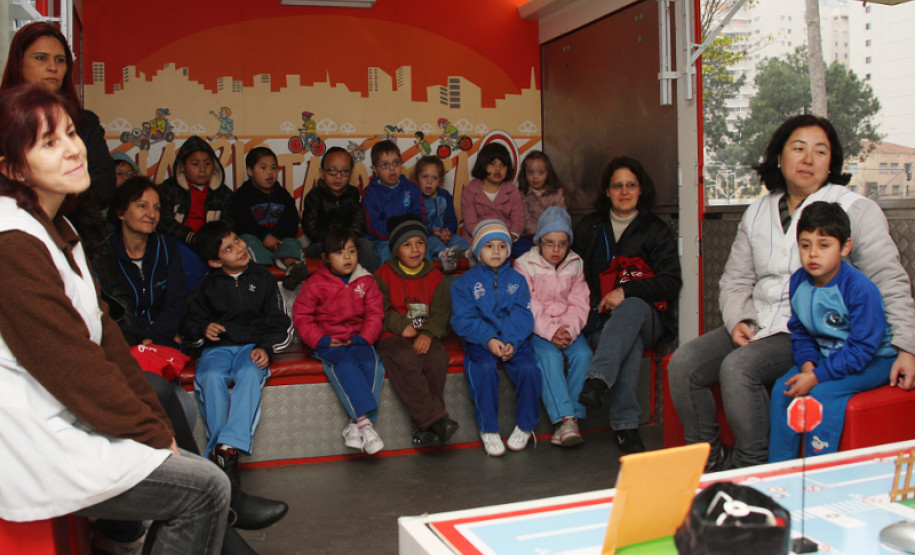 A convite da Secretaria de Estado da Educação (SEED), por meio do Departamento de Educação Especial e Inclusão Educacional (Deein), estudantes da Associação de Pais e Amigos dos Excepcionais (Apaes), participaram nessa segunda-feira (27), de atividades interativas sobre educação no trânsito, na Praça Oswaldo Cruz, em Curitiba.