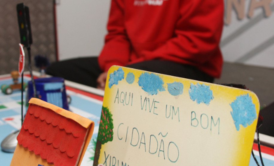 Métodos pedagógicos em espaço cenográfico garantem diversão e valores para estudantes do 1º ao 5º ano do ensino fundamental.