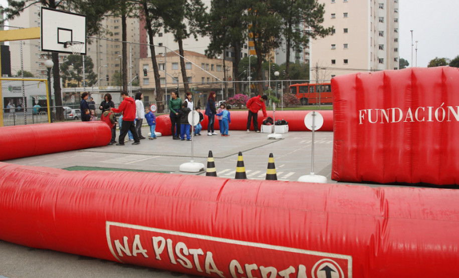Pela primeira vez no Paraná, o Programa na Pista Certa é uma iniciativa privada, que possui métodos pedagógicos diferenciados, onde os visitantes realizam tarefas lúdicas e inovadoras, que simula o cotidiano das vias de trânsito da cidade.