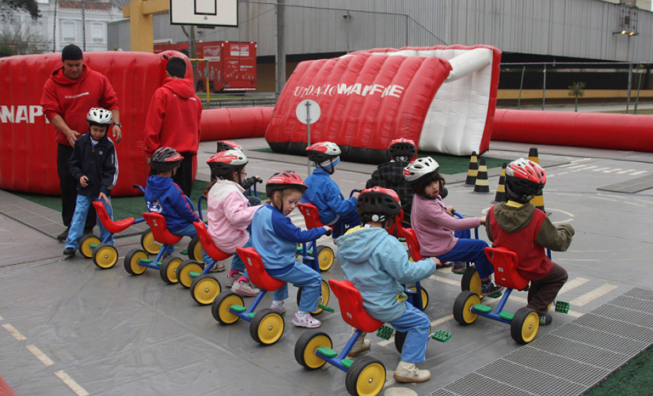 Após assistirem a uma apresentação de teatro sobre noções de cidadania e meio ambiente, os alunos andaram de bicicletas e carrinhos numa pequena pista e receberam orientações sobre assuntos relacionados a placas, faixas, segurança do condutor e o uso do cinto.