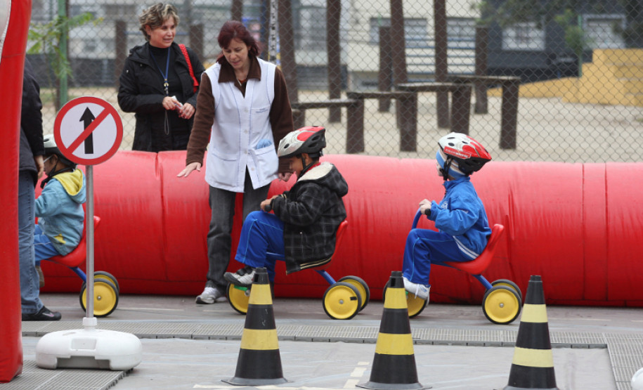 Métodos pedagógicos em espaço cenográfico garantem diversão e valores para estudantes do 1º ao 5º ano do ensino fundamental.