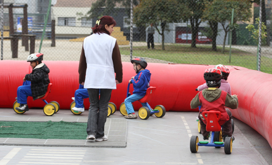 Métodos pedagógicos em espaço cenográfico garantem diversão e valores para estudantes do 1º ao 5º ano do ensino fundamental.